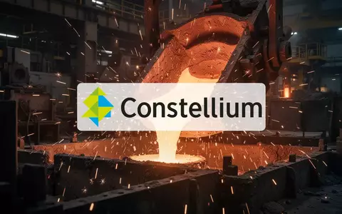 Geschmolzenes Aluminium in einer modernen Industrieanlage bei dramatischer Beleuchtung. - Foto: über boerse-global.de