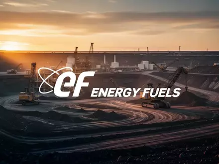Moderne Industrieanlage zur Uranförderung bei Sonnenuntergang als Symbol für den Energiesektor - Foto: über boerse-global.de