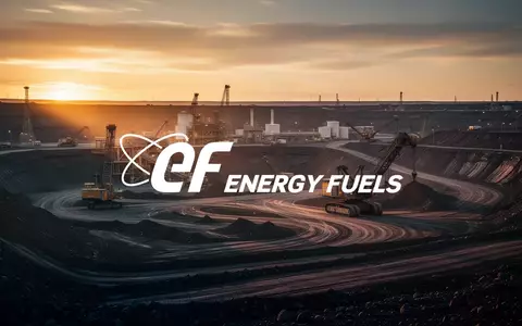Moderne Industrieanlage zur Uranförderung bei Sonnenuntergang als Symbol für den Energiesektor - Foto: über boerse-global.de