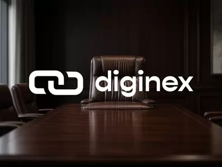 Ein leerer Konferenztisch in einem modernen Büro symbolisiert Unsicherheit und ausstehende finanzielle Entscheidungen. - Foto: über boerse-global.de