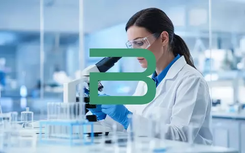 Moderne Laborumgebung mit medizinischen Analysegeräten und Fokus auf biotechnologische Innovation. - Foto: über boerse-global.de