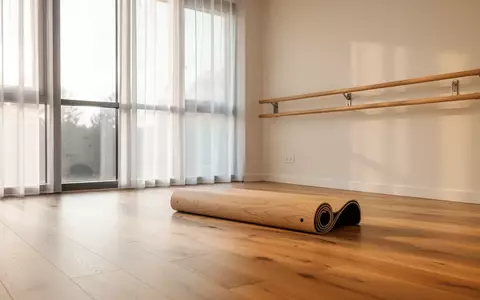 Ein heller, minimalistischer Übungsraum in einer Physiotherapiepraxis mit Holzboden und natürlichem Lichteinfall. - Foto: über boerse-global.de