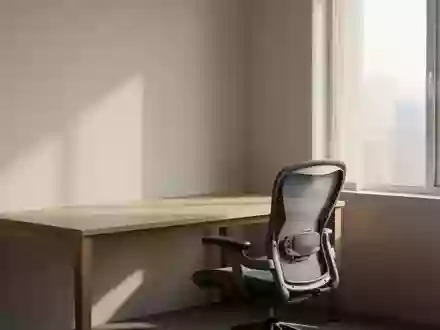 Ein heller, aufgeräumter Arbeitsplatz mit leerem Schreibtisch und ergonomischem Stuhl in einem sonnendurchfluteten Raum. - Foto: über boerse-global.de