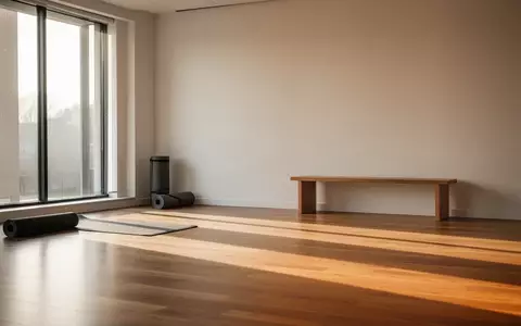 Ein minimalistischer, leerer Fitnessraum mit hellem Holzboden und einfallendem Tageslicht. - Foto: über boerse-global.de