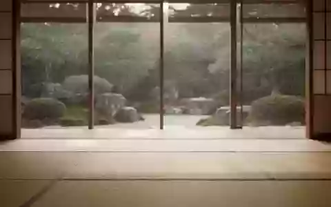Ein ruhiger, minimalistischer Raum mit hellem Holzboden und Blick in einen japanischen Garten bei sanftem Tageslicht. - Foto: über boerse-global.de
