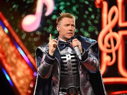 Ronan Keating sang bei «The Masked Singer» einen eigenen Song. - Foto: Willi Weber/Joyn/dpa