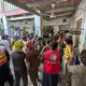 Viele Rettungskräfte und Freiwillige sind im Einsatz. - Bild: Maaz Awan/AP/dpa