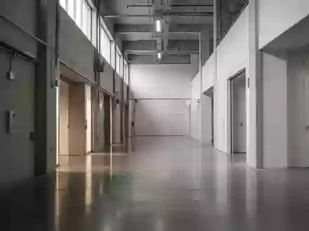 Ein leerer, minimalistischer Industrieflur mit hellem Lichteinfall und klaren architektonischen Linien. - Foto: über boerse-global.de