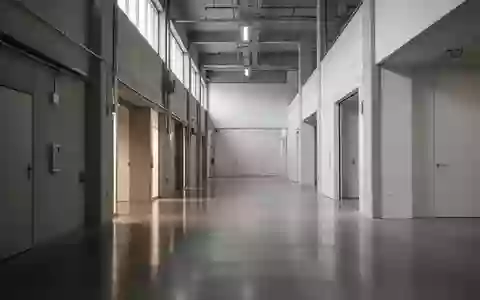Ein leerer, minimalistischer Industrieflur mit hellem Lichteinfall und klaren architektonischen Linien. - Foto: über boerse-global.de