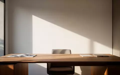 Ein minimalistischer, moderner Arbeitsbereich in einem hellen Raum mit natürlichem Lichteinfall und klaren Linien. - Foto: über boerse-global.de