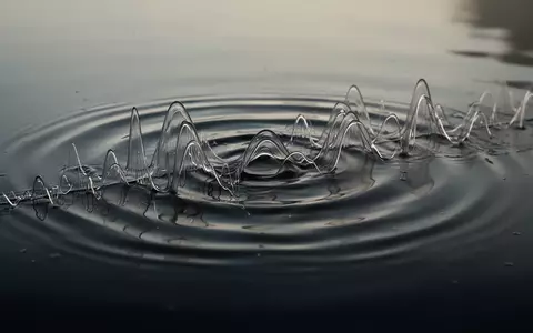 Abstrakte Wasserwellen als Symbol für akustische Schwingungen und auditive Wahrnehmung. - Foto: über boerse-global.de