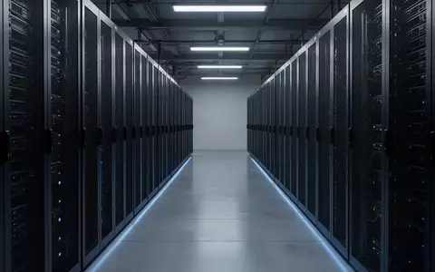 Ein minimalistischer, moderner Serverraum mit ordentlich angeordneten Server-Racks in einer kühlen, industriellen Umgebung. - Foto: über boerse-global.de