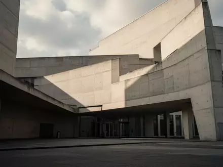 Moderne, minimalistische Architektur eines Regierungsgebäudes in Berlin bei bewölktem Himmel. - Foto: über boerse-global.de