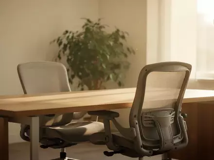 Ein heller, minimalistischer Büroarbeitsplatz mit einem ergonomischen Stuhl und natürlichem Tageslicht. - Foto: über boerse-global.de