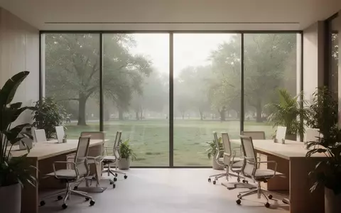 Ein heller, minimalistischer Büroraum mit großen Fenstern, Blick ins Grüne und einer ruhigen, entspannten Atmosphäre. - Foto: über boerse-global.de
