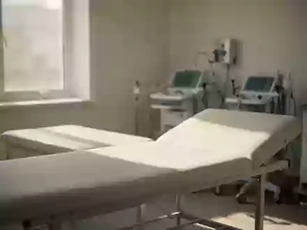 Ein helles, ruhiges Behandlungszimmer in einer urologischen Praxis mit einem leeren Untersuchungstisch und Tageslicht. - Foto: über boerse-global.de