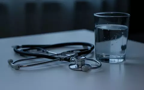 Symbolbild: Stethoskop neben einem Glas Wasser - Foto: über boerse-global.de