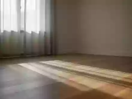 Ein minimalistischer, lichtdurchfluteter Raum mit weichen Schatten, der Ruhe und psychische Entlastung symbolisiert. - Foto: ĂĽber boerse-global.de