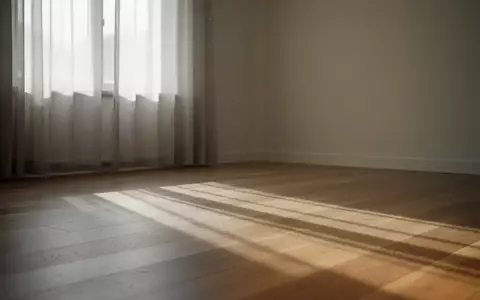 Ein minimalistischer, lichtdurchfluteter Raum mit weichen Schatten, der Ruhe und psychische Entlastung symbolisiert. - Foto: über boerse-global.de