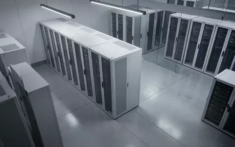 Ein minimalistischer, moderner Serverraum mit modularen Racks und poliertem Betonboden in kühlem Licht. - Foto: über boerse-global.de