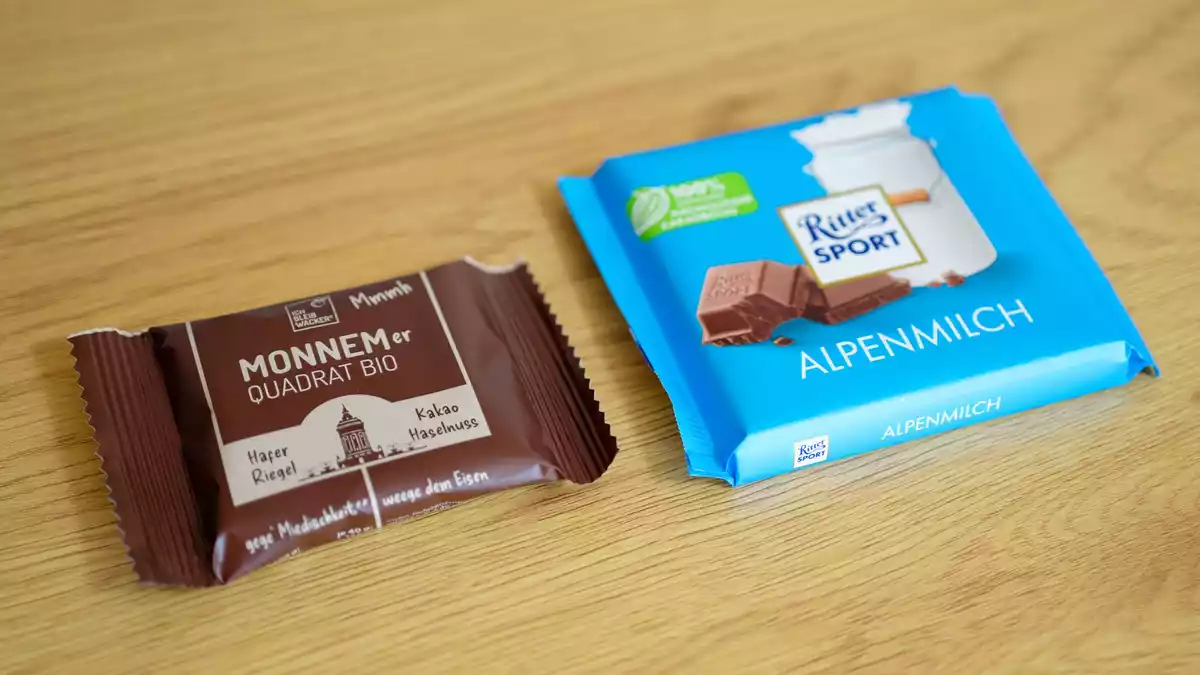Ritter Sport sieht durch den Haferriegel «Monnemer Quadrat Bio» nach eigenen Angaben seine Marke bedroht. (Archivbild) - Bild: Uwe Anspach/dpa