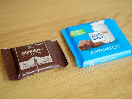 Ritter Sport sieht durch den Haferriegel «Monnemer Quadrat Bio» nach eigenen Angaben seine Marke bedroht. (Archivbild) - Foto: Uwe Anspach/dpa