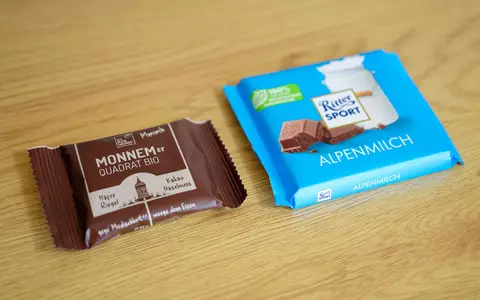 Ritter Sport sieht durch den Haferriegel «Monnemer Quadrat Bio» nach eigenen Angaben seine Marke bedroht. (Archivbild) - Foto: Uwe Anspach/dpa