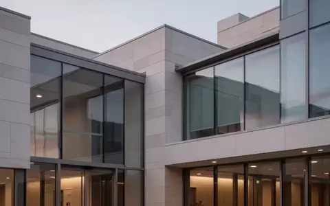 Moderne architektonische Fassade eines Klinikgebäudes in neutralem Licht. - Foto: über boerse-global.de