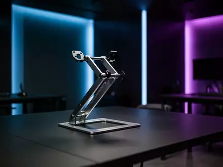 Ein minimalistischer, professioneller E-Sport-Trainingsraum mit einem leeren, verstellbaren Geräteständer auf einem Tisch. - Foto: über boerse-global.de