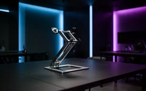 Ein minimalistischer, professioneller E-Sport-Trainingsraum mit einem leeren, verstellbaren Geräteständer auf einem Tisch. - Foto: über boerse-global.de