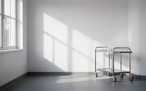 Ein steriler, minimalistischer Behandlungsraum in einer Klinik mit klarem, natürlichem Licht und leeren Oberflächen. - Foto: über boerse-global.de