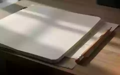 Ein offenes Notizbuch mit einem Bleistift auf einem Holztisch in sanftem Tageslicht. - Foto: über boerse-global.de