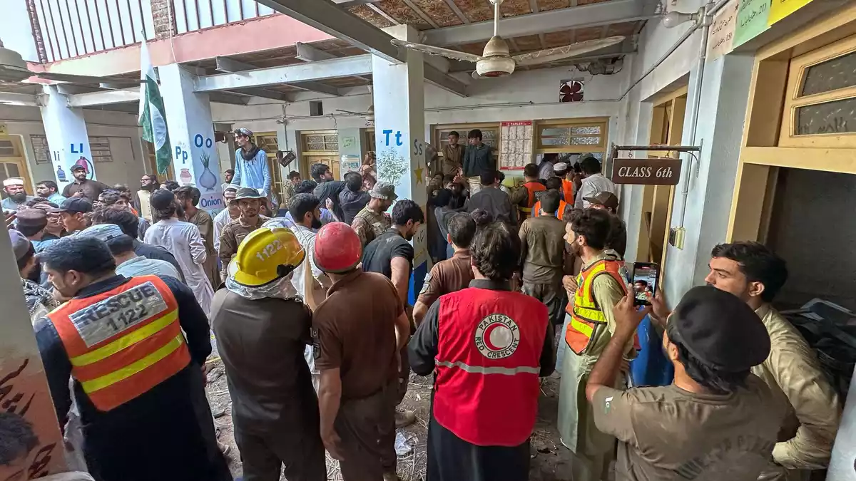 Viele Rettungskräfte und Freiwillige sind im Einsatz. - Bild: Maaz Awan/AP/dpa