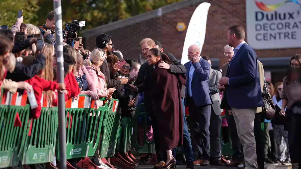 Harry und Meghan sind zurück in der britischen Öffentlichkeit. - Bild: Joe Giddens/PA Wire/dpa
