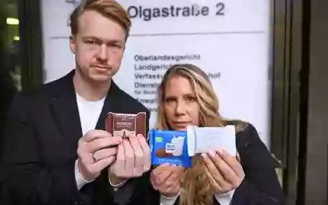 Matteo (l.) und Melanie Wacker zeigten sich nach der Verhandlung am Oberlandesgericht Stuttgart enttäuscht und überrascht.  - Foto: Bernd Weißbrod/dpa
