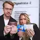 Matteo (l.) und Melanie Wacker zeigten sich nach der Verhandlung am Oberlandesgericht Stuttgart enttäuscht und überrascht.  - Bild: Bernd Weißbrod/dpa