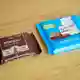 Ritter Sport sieht durch den Haferriegel «Monnemer Quadrat Bio» nach eigenen Angaben seine Marke bedroht. (Archivbild) - Bild: Uwe Anspach/dpa