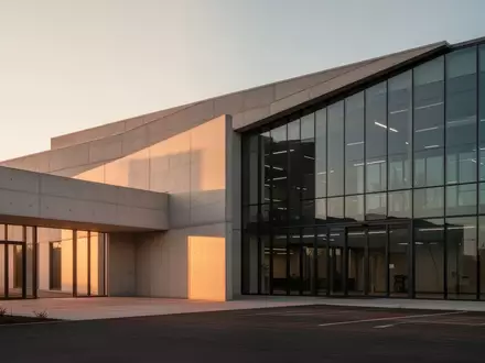 Moderne Fassade eines Nichtwohngebäudes bei Sonnenuntergang, Fokus auf Architektur und Gebäudestruktur. - Foto: über boerse-global.de