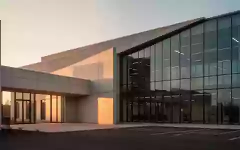 Moderne Fassade eines Nichtwohngebäudes bei Sonnenuntergang, Fokus auf Architektur und Gebäudestruktur. - Foto: über boerse-global.de