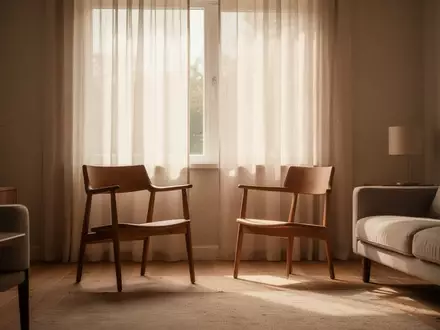 Ein leerer, sonnendurchfluteter Wohnbereich mit einem Stuhl vor einem Fenster, der die Atmosphäre eines häuslichen Umfelds einfängt. - Foto: über boerse-global.de