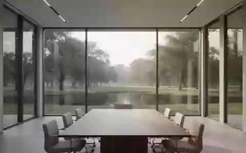 Ein heller, minimalistischer Konferenzraum mit Blick auf einen ruhigen Park, symbolisch für die Pflegereform. - Foto: über boerse-global.de
