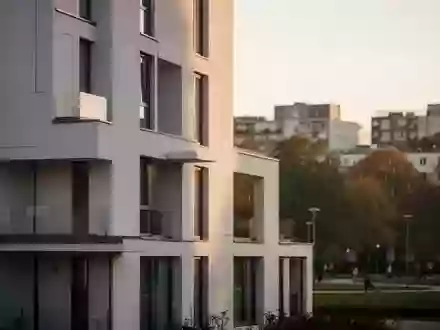 Moderne Wohnhausfassade in einer deutschen Stadt bei Sonnenuntergang. - Foto: über boerse-global.de