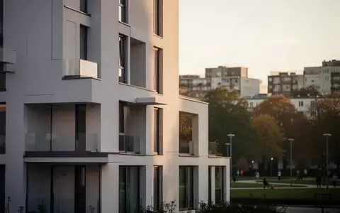 Moderne Wohnhausfassade in einer deutschen Stadt bei Sonnenuntergang. - Foto: über boerse-global.de
