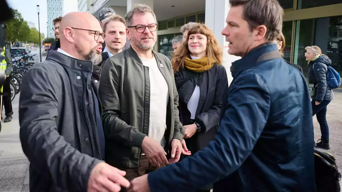 Vertreterinnen und Vertreter der Berliner Parteispitzen von Linken, Grünen und SPD haben sich erneut im Haus der Statistik in Berlin getroffen.  - Bild: Sebastian Christoph Gollnow/dpa
