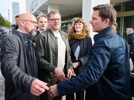Vertreterinnen und Vertreter der Berliner Parteispitzen von Linken, Grünen und SPD haben sich erneut im Haus der Statistik in Berlin getroffen.  - Foto: Sebastian Christoph Gollnow/dpa