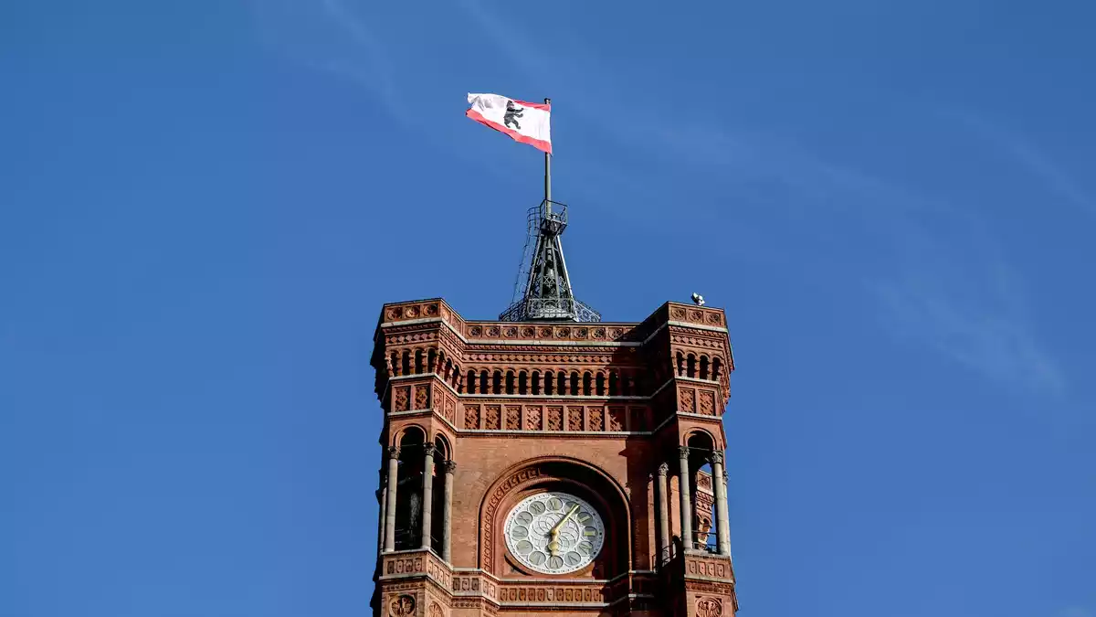 Wer künftig im Roten Rathaus in Berlin-Mitte regiert, bleibt vorerst weiter offen. (Symbolbild) - Bild: Britta Pedersen/dpa