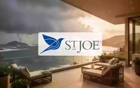 Luxuriöse Hotelterrasse an einer Küste bei Sonnenuntergang nach einem Sturm. - Foto: über boerse-global.de
