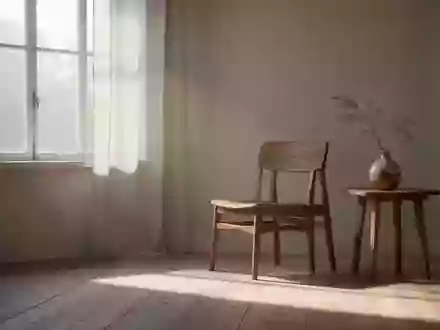 Ein ruhiger, minimalistisch eingerichteter Raum mit weichem Tageslicht, das durch ein Fenster fällt und eine friedliche Atmosphäre schafft. - Foto: über boerse-global.de