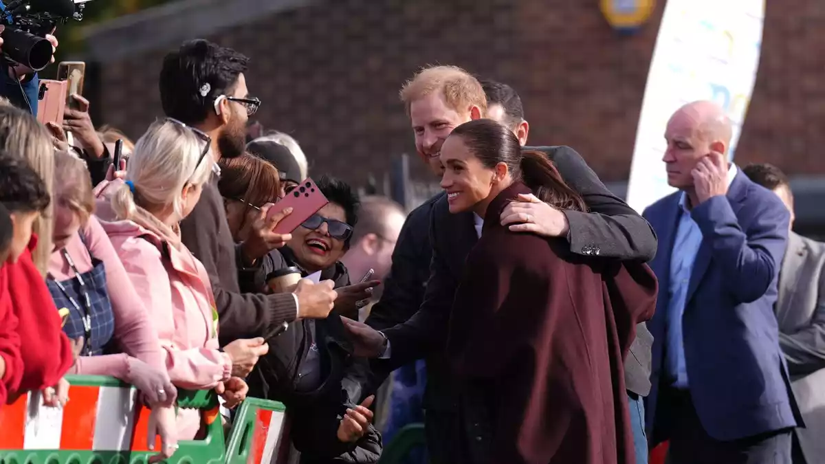 Harry und Meghan sind zurück in der britischen Öffentlichkeit. - Bild: Joe Giddens/PA Wire/dpa