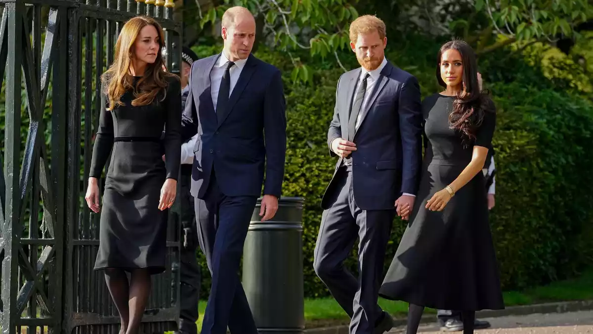 Ein Bild aus einer vergangenen Zeit: Kate, William, Harry und Meghan (l-r). (Archivbild) - Bild: Martin Meissner/AP/dpa